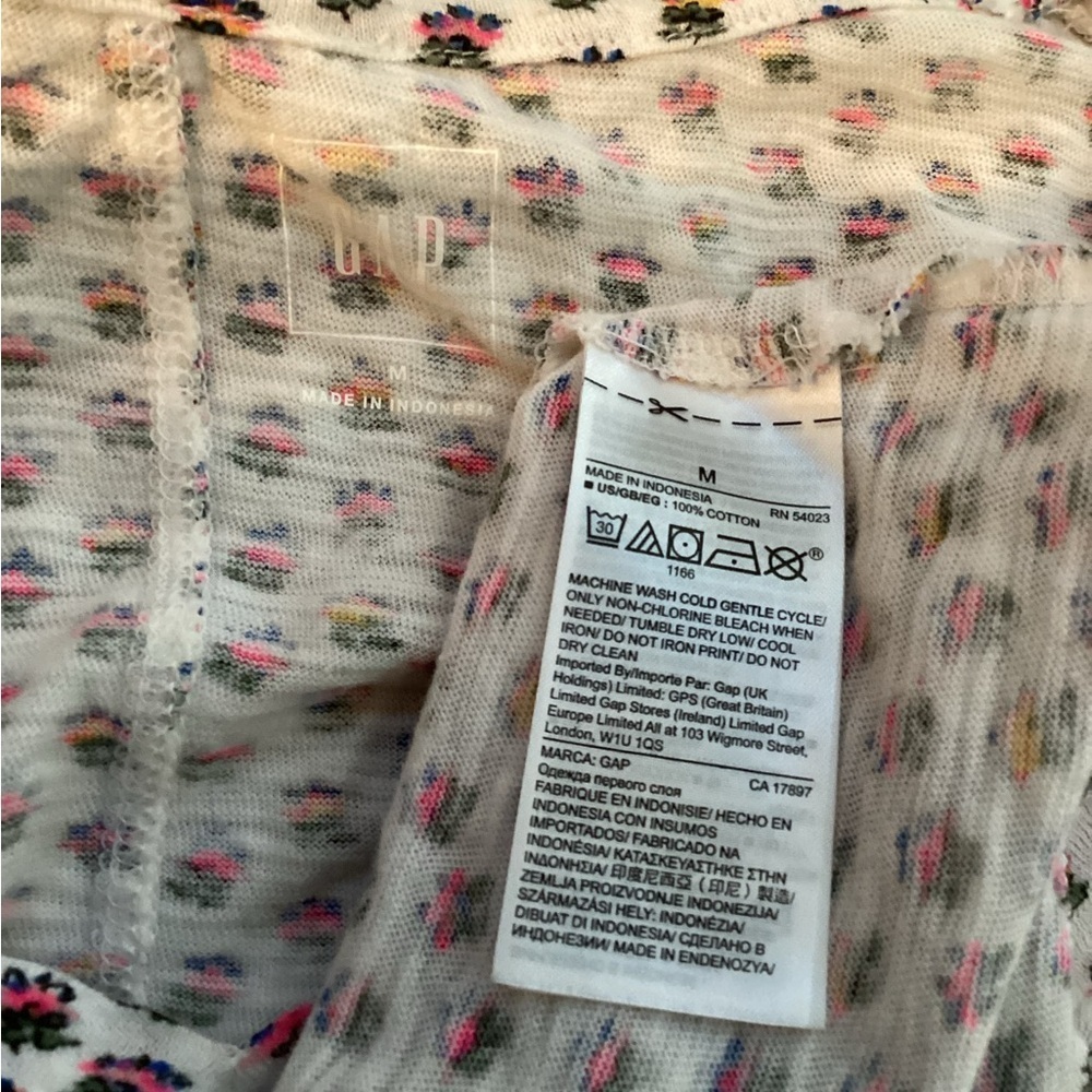 GAP short sleeve v neck floral tee shirt Woman’s size Medium - Picture 8 of 10